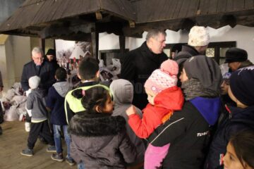 Mii de cadouri pentru copii, împărțite de Moș Nicolae, în centrul Sucevei