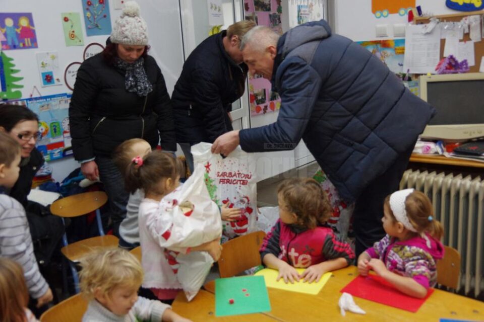 Peste 500 de elevi și preșcolari din Moara au fost vizitați de Moș Nicolae