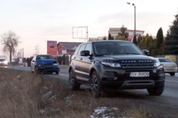 Cele două autoturisme implicate în accident