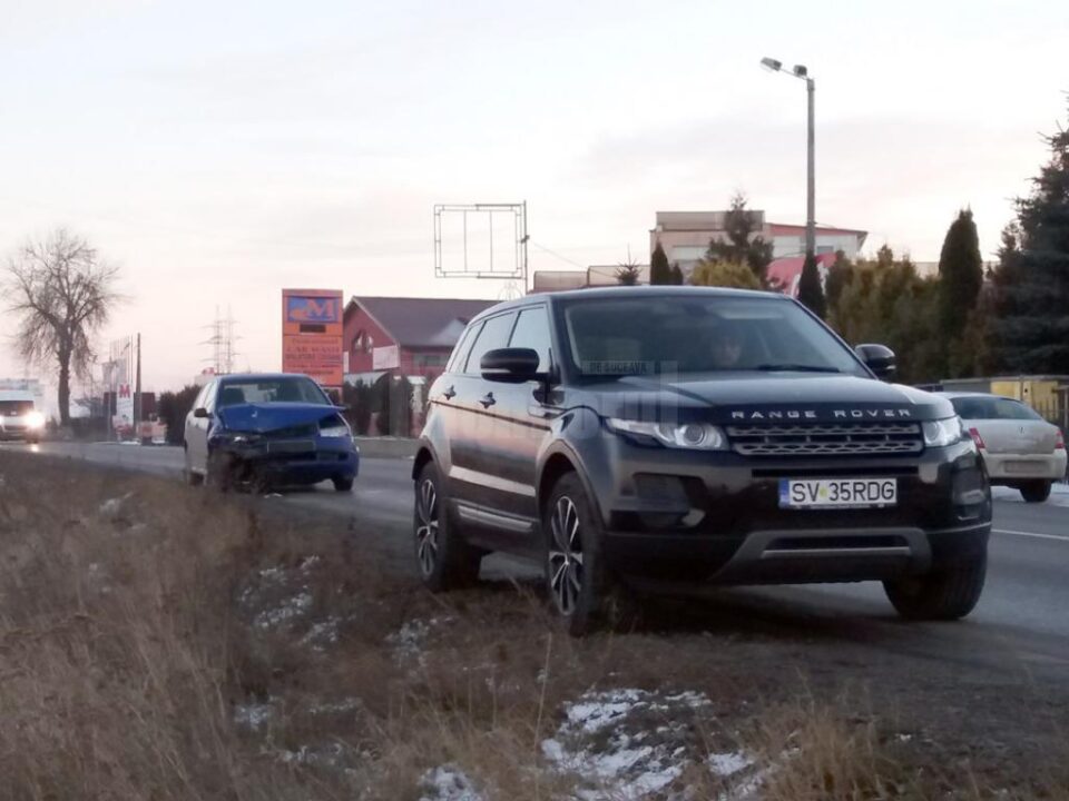Cele două autoturisme implicate în accident