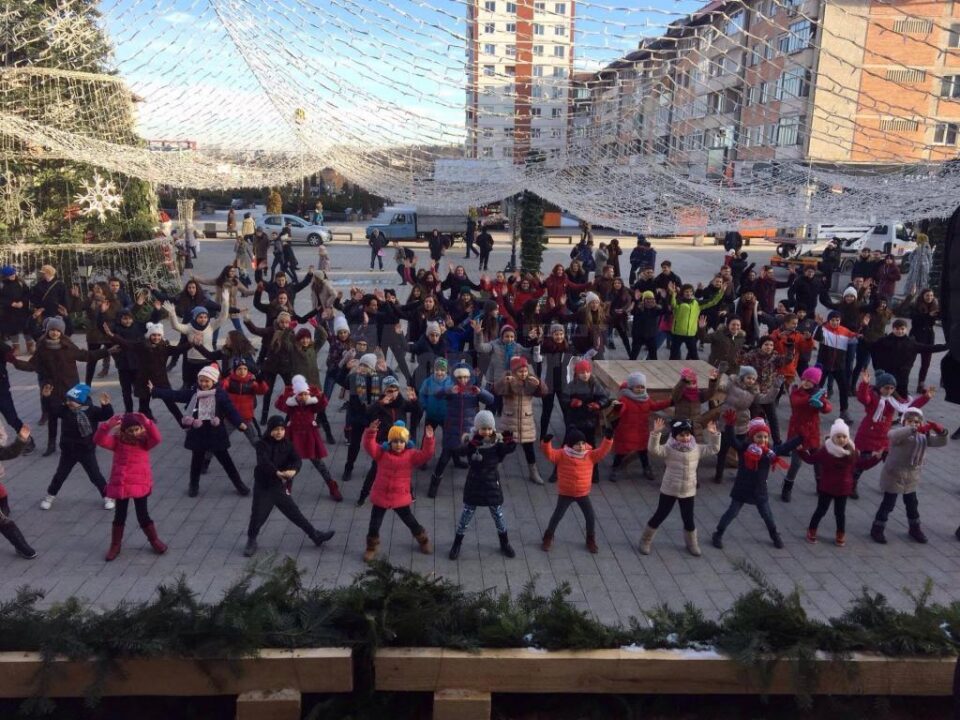 Campania umanitară "Cutiuța veselă" a debutat cu un flashmob în fața Casei de Cultură Suceava Campania umanitară "Cutiuța veselă" a debutat cu un flashmob în fața Casei de Cultură Suceava