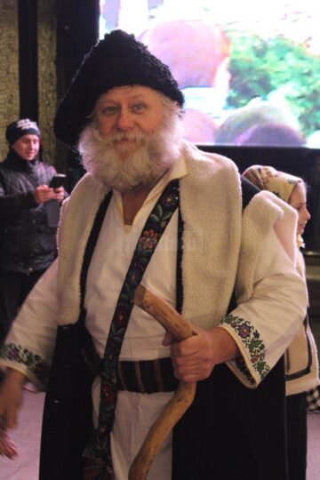 Mii de cadouri pentru copii, împărțite de Moș Nicolae, în centrul Sucevei