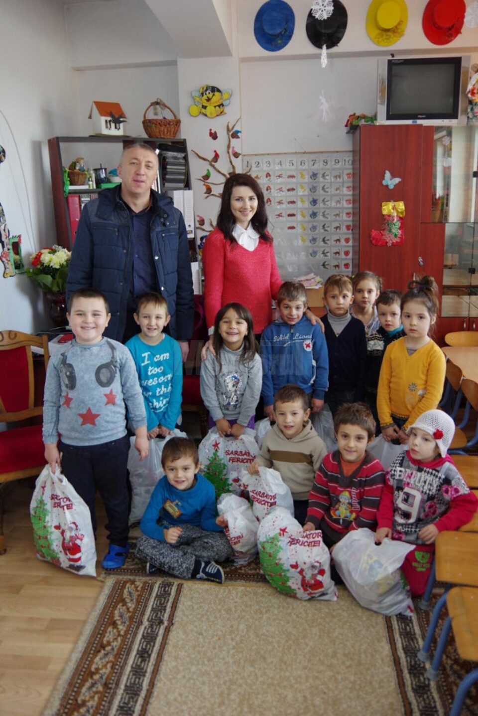 Peste 500 de elevi și preșcolari din Moara au fost vizitați de Moș Nicolae