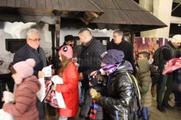 Primarul Ion Lungu a fost din nou ajutorul lui Moș Nicolae, împărțind cele 5.000 de cadouri pregătite pentru copii