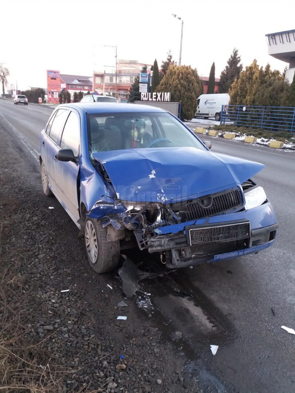 Două persoane au fost rănite după ce două mașini s-au ciocnit la intrarea în Suceava