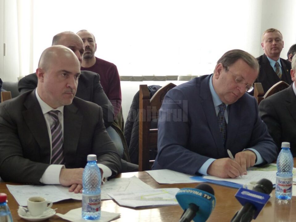 Șeful Direcției Vămilor, Dorel Fronea, și președintele CJ Suceava, Gheorghe Flutur