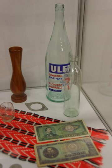 Mașinuțele chinezești, păpușile și bibelorile, principalele atracții în expoziția ”Copilăria părinților noștri”