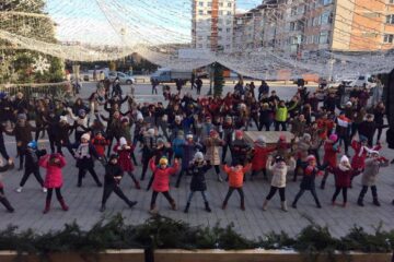Aproximativ 150 de copii s-au adunat lângă brad și au realizat un dans sincron, un flashmob