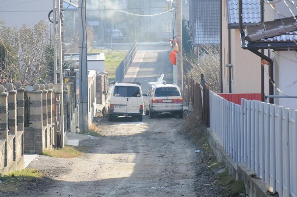 Membrii unei familii care a acuzat un individ de distrugerea mașinii lor pe o stradă din Burdujeni se plâng că acesta îi împiedică să construiască un bloc