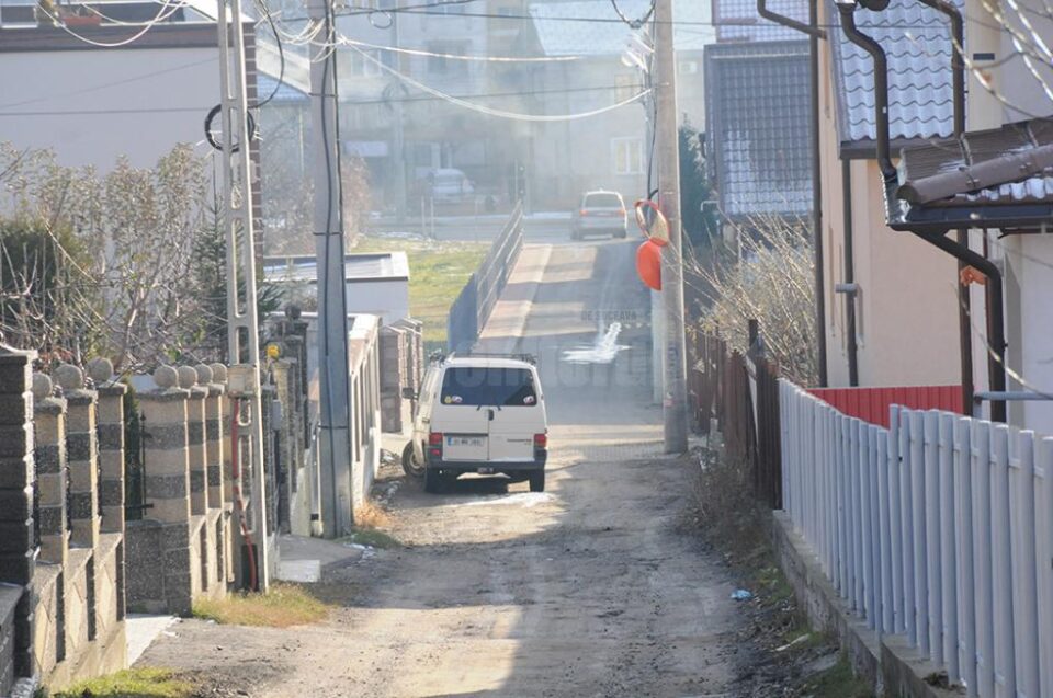 Familia Puiu îl acuză pe proprietarul drumului că blochează în mod intenționat strada cu o dubă lăsată în drum