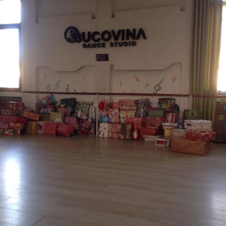 Campania umanitară "Cutiuța veselă", ediția a IV-a, a debutat cu un flashmob în fața Casei de Cultură Suceava