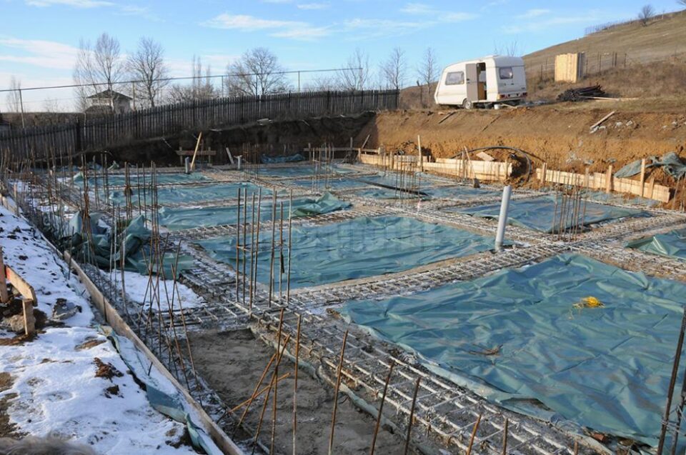 Fundația blocului construit de familia Puiu, având acces de pe strada Calistrat Hogaș