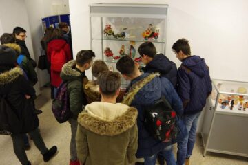 Mașinuțele chinezești, păpușile și bibelorile, principalele atracții în expoziția ”Copilăria părinților noștri”