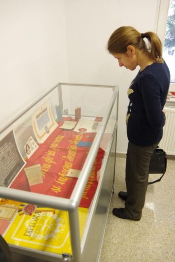 Mașinuțele chinezești, păpușile și bibelorile, principalele atracții în expoziția ”Copilăria părinților noștri”