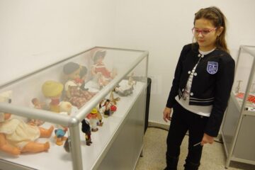 Iustina, încântată de păpușile epocii comuniste