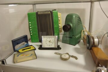 Mașinuțele chinezești, păpușile și bibelorile, principalele atracții în expoziția ”Copilăria părinților noștri”
