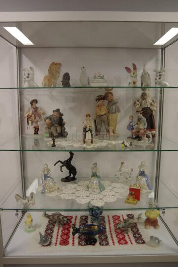 Mașinuțele chinezești, păpușile și bibelorile, principalele atracții în expoziția ”Copilăria părinților noștri”