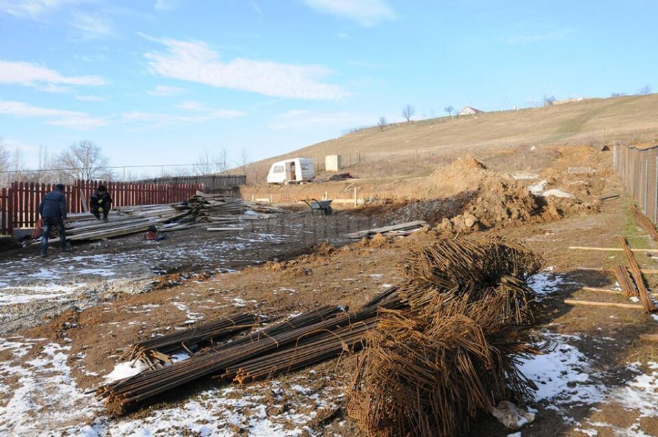 Membrii unei familii care a acuzat un individ de distrugerea mașinii lor pe o stradă din Burdujeni se plâng că acesta îi împiedică să construiască un bloc