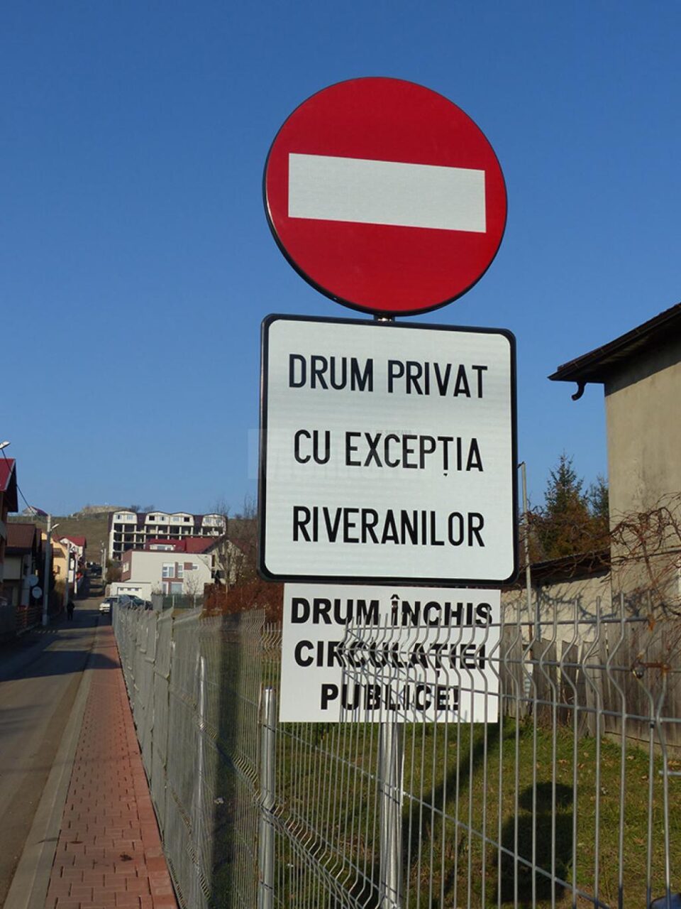 Membrii unei familii care a acuzat un individ de distrugerea mașinii lor pe o stradă din Burdujeni se plâng că acesta îi împiedică să construiască un bloc