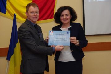 Directorul Institutului Francez din România, Christophe Gigaudaut, îi înmânează distincția Danielei Dungeanu