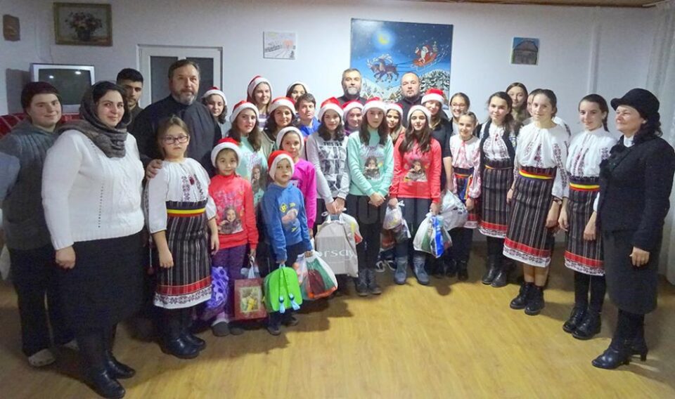 Colindători și daruri pentru copiii de la Căminul “Sfântul M. M. Gheorghe” din Dolhasca Colindători și daruri pentru copiii de la Căminul “Sfântul M. M. Gheorghe” din Dolhasca