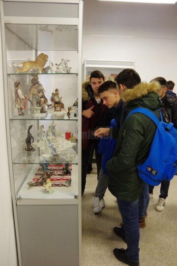 Mașinuțele chinezești, păpușile și bibelorile, principalele atracții în expoziția ”Copilăria părinților noștri”