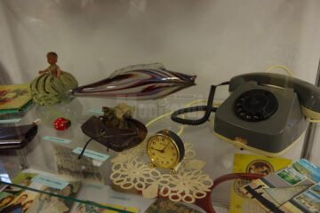 Mașinuțele chinezești, păpușile și bibelorile, principalele atracții în expoziția ”Copilăria părinților noștri”