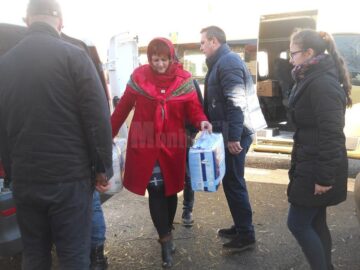 Elevii de la Liceul Tehnologic „Vasile Cocea” din Moldovița, în vizită la Centrul de bătrâni din Bogdănești