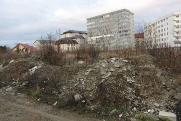 Terenul pe care trebuia construit sediul IPJ este un permanent focar de mizerie, fiind lăsat în paragină de 22 de ani