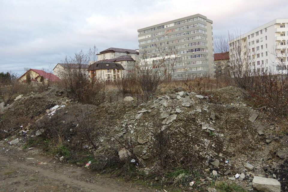 Terenul pe care trebuia construit sediul IPJ este un permanent focar de mizerie, fiind lăsat în paragină de 22 de ani