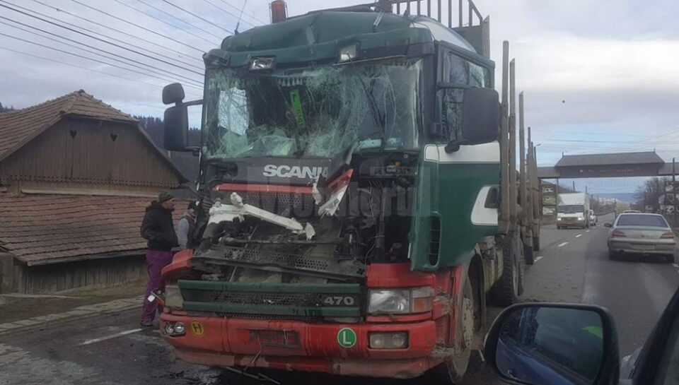 Două autotrenuri s-au ciocnit violent pe DN 17, la Bucșoaia