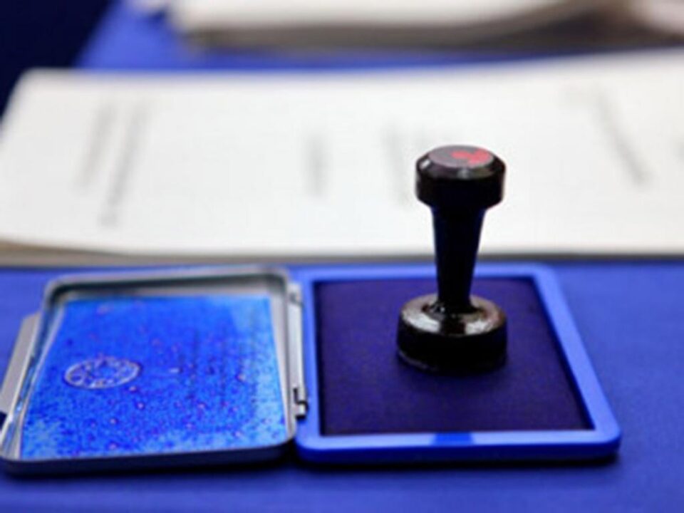 Coruperea alegătorilor, frauda la vot sau încălcarea confidențialității votului sunt doar câteva dintre faptele pentru care pedeapsa prevăzută de lege este cu închisoare de la 6 luni la 3 ani Coruperea alegătorilor, frauda la vot sau încălcarea confidențialității votului sunt doar câteva dintre faptele pentru care pedeapsa prevăzută de lege este cu închisoare de la 6 luni la 3 ani