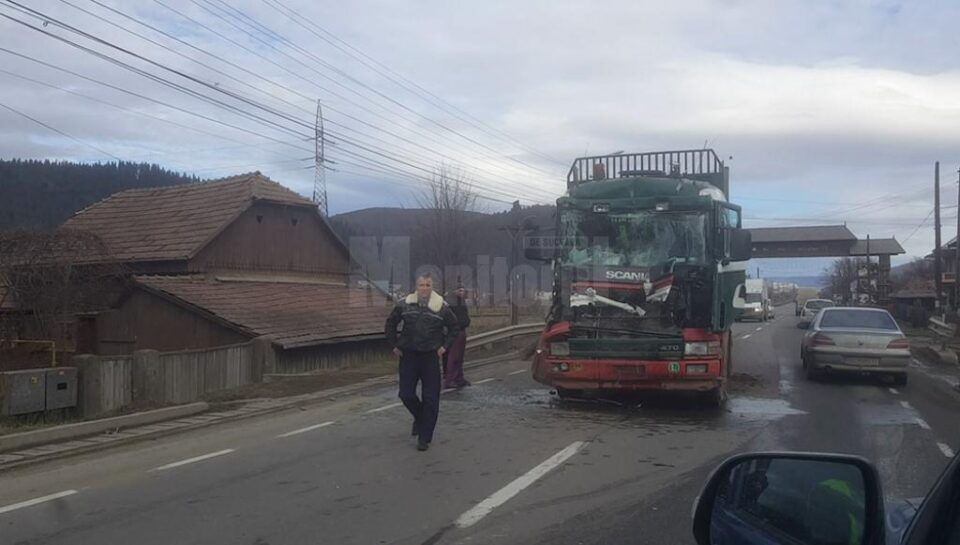 Vehiculul greu care transporta lemn a fost avariat serios în urma impactului față-spate