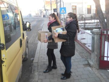 Elevii de la Liceul Tehnologic „Vasile Cocea” din Moldovița, în vizită la Centrul de bătrâni din Bogdănești