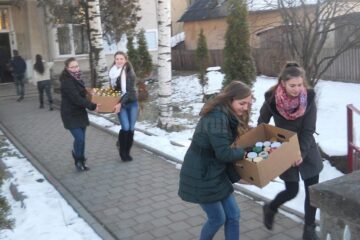 Însoțiți de câțiva profesori, elevii din Moldovița le-au dus bătrânilor pachete cu alimente, produse de igienă, medicamente