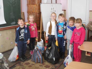 Elevii de la Liceul Tehnologic „Vasile Cocea” din Moldovița, în vizită la Centrul de bătrâni din Bogdănești