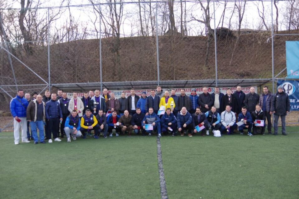 Poză de grup cu laureații celei de-a opta ediții a campionatului
