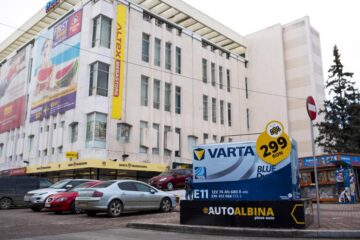Acumulatorul Varta - produsul de sezon al firmei Auto Albina, într-o prezentare stradală inedită