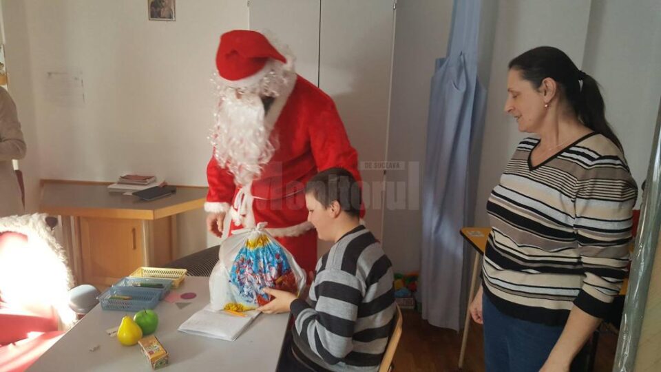 Moș Nicolae, în mijlocul copiilor și adulților ocrotiți în sistemul de protecție