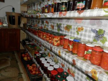 Casă nouă, ridicată prin donații și voluntariat, pentru doi vârstnici rămași fără nimic acum mai puțin de un an