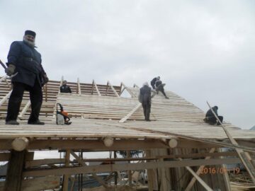 Preotul Gabriel Puiu Florea a coordonat lucrările, dar a și muncit efectiv