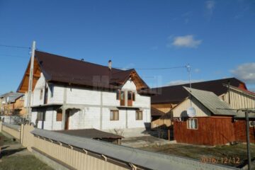 Șura și casa ridicate prin donații și voluntariat