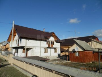 Șura și casa ridicate prin donații și voluntariat