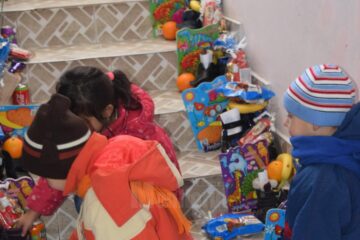 Moș Nicolae, în mijlocul copiilor și adulților ocrotiți în sistemul de protecție