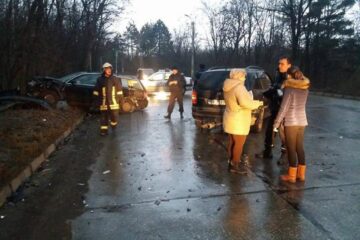 Cele două autoturisme implicate în accident