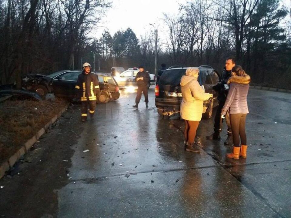 Cele două autoturisme implicate în accident
