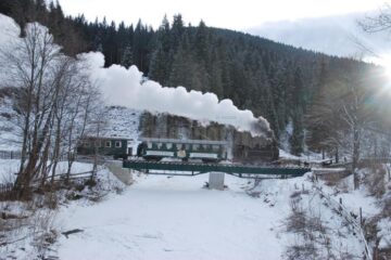 Mocănița ”Huțulca” pe Valea Moldoviței, la intrarea în satul Argel