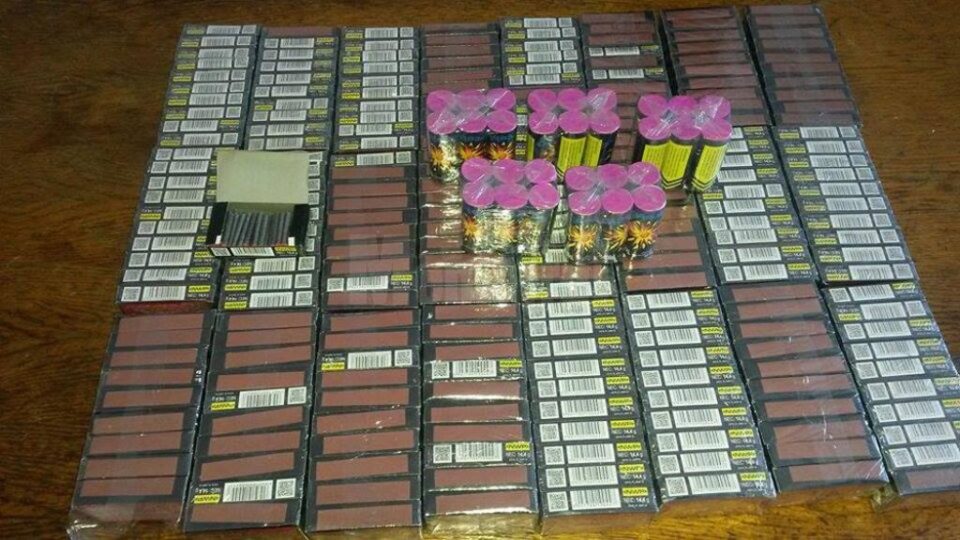 Cele 14.400 de petarde și 30 de artificii găsite în bagaj au fost confiscate de polițiști, pe numele bărbatului fiind întocmit un dosar penal Cele 14.400 de petarde și 30 de artificii găsite în bagaj au fost confiscate de polițiști, pe numele bărbatului fiind întocmit un dosar penal