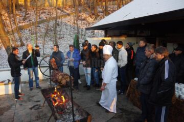 Oficialii Forestei au fost urați în fața porcului de pe proțap