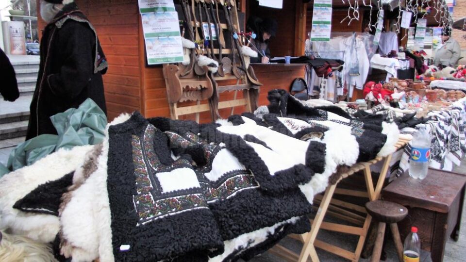 Meșteri populari cu produsele lor, la Shopping City Suceava